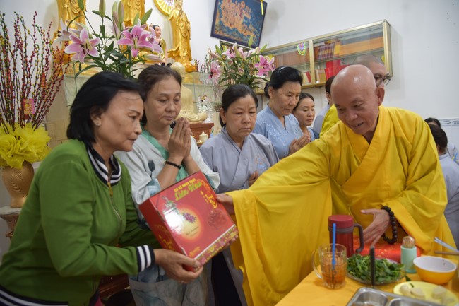 The 8th One-Day Retreat, and giving gifts on Mid-autumn Festival at Minh Chat ashram in Can Tho