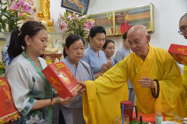 The 8th One-Day Retreat, and giving gifts on Mid-autumn Festival at Minh Chat ashram in Can Tho