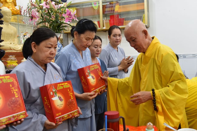 The 8th One-Day Retreat, and giving gifts on Mid-autumn Festival at Minh Chat ashram in Can Tho