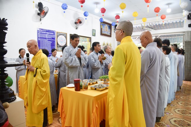 The 8th One-Day Retreat, and giving gifts on Mid-autumn Festival at Minh Chat ashram in Can Tho