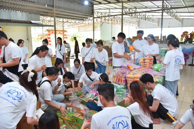 Giving Mid-Autumn Festival gifts to pupils of primary schools of An Huong Pagoda - An Giang