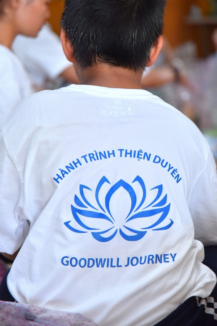 Giving Mid-Autumn Festival gifts to pupils of primary schools of An Huong Pagoda - An Giang