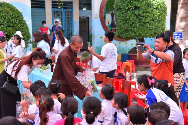 Giving Mid-Autumn Festival gifts to pupils of primary schools of An Huong Pagoda - An Giang