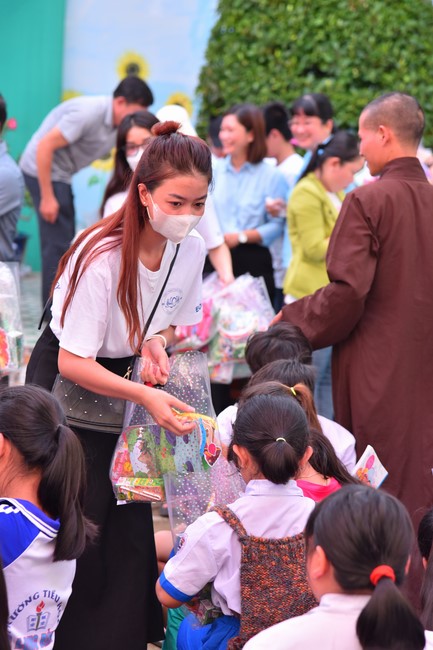 Giving Mid-Autumn Festival gifts to pupils of primary schools of An Huong Pagoda - An Giang
