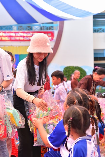 Giving Mid-Autumn Festival gifts to pupils of primary schools of An Huong Pagoda - An Giang