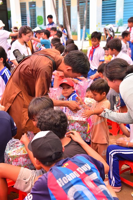 Giving Mid-Autumn Festival gifts to pupils of primary schools of An Huong Pagoda - An Giang