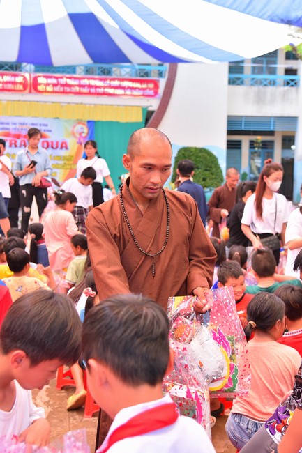 Giving Mid-Autumn Festival gifts to pupils of primary schools of An Huong Pagoda - An Giang