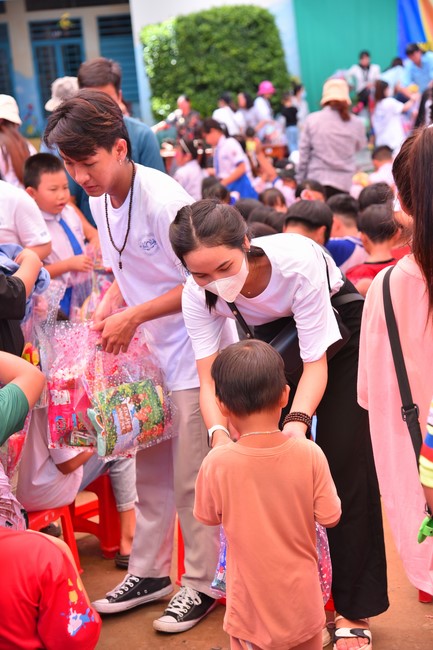Giving Mid-Autumn Festival gifts to pupils of primary schools of An Huong Pagoda - An Giang