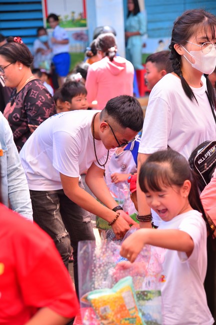 Giving Mid-Autumn Festival gifts to pupils of primary schools of An Huong Pagoda - An Giang