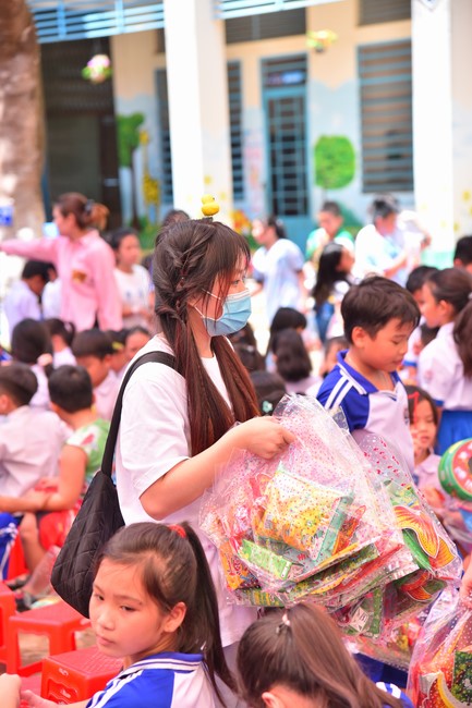 Giving Mid-Autumn Festival gifts to pupils of primary schools of An Huong Pagoda - An Giang