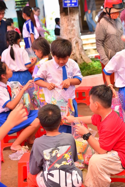 Giving Mid-Autumn Festival gifts to pupils of primary schools of An Huong Pagoda - An Giang