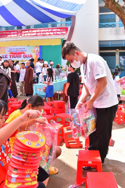 Giving Mid-Autumn Festival gifts to pupils of primary schools of An Huong Pagoda - An Giang