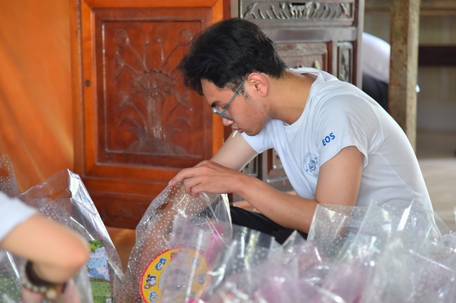 Giving Mid-Autumn Festival gifts to pupils of primary schools of An Huong Pagoda - An Giang