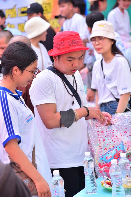 Giving Mid-Autumn Festival gifts to pupils of primary schools of An Huong Pagoda - An Giang