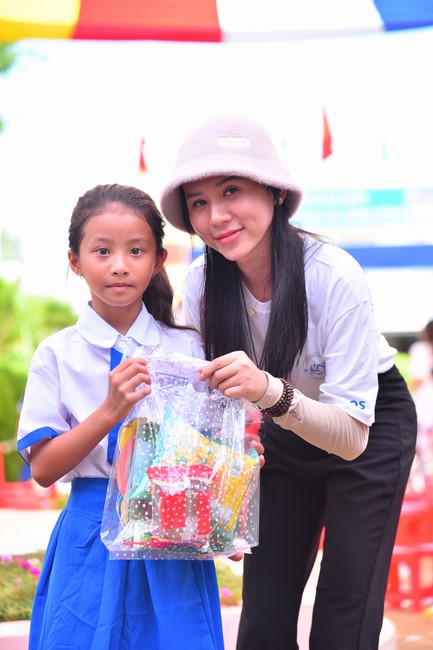 Giving Mid-Autumn Festival gifts to pupils of primary schools of An Huong Pagoda - An Giang