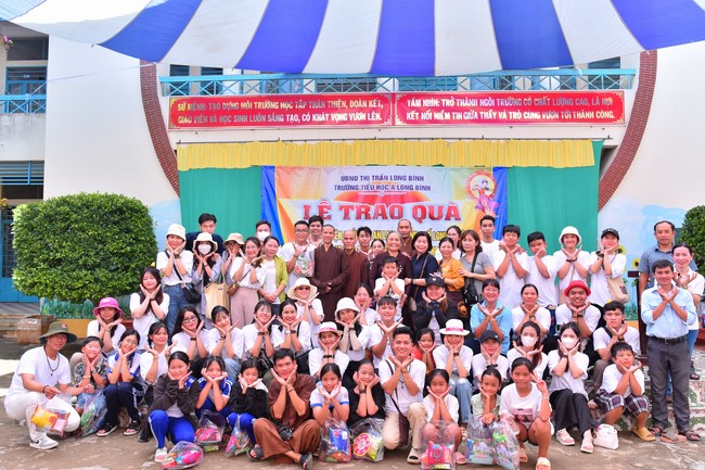 Giving Mid-Autumn Festival gifts to pupils of primary schools of An Huong Pagoda - An Giang