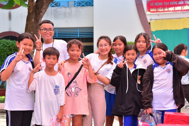 Giving Mid-Autumn Festival gifts to pupils of primary schools of An Huong Pagoda - An Giang