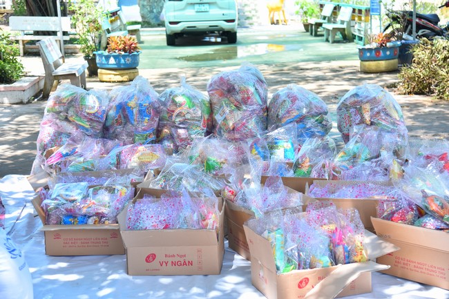 Giving Mid-Autumn Festival gifts to pupils of primary schools of An Huong Pagoda - An Giang