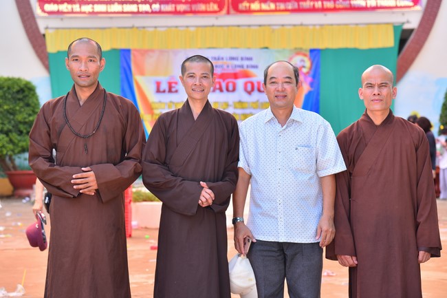 Giving Mid-Autumn Festival gifts to pupils of primary schools of An Huong Pagoda - An Giang