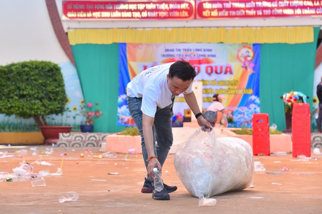Giving Mid-Autumn Festival gifts to pupils of primary schools of An Huong Pagoda - An Giang