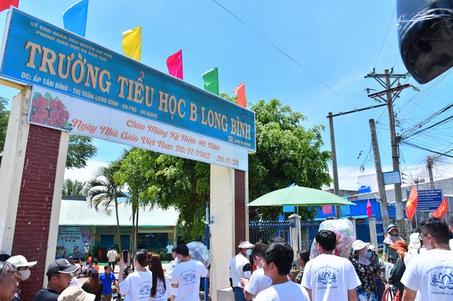 Giving Mid-Autumn Festival gifts to pupils of primary schools of An Huong Pagoda - An Giang