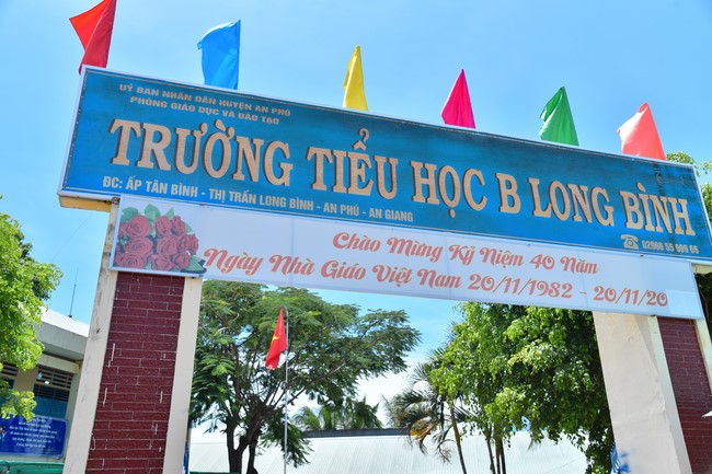 Giving Mid-Autumn Festival gifts to pupils of primary schools of An Huong Pagoda - An Giang