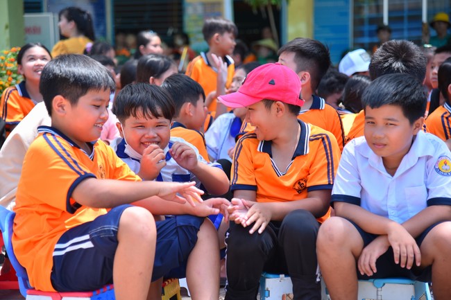 Giving Mid-Autumn Festival gifts to pupils of primary schools of An Huong Pagoda - An Giang