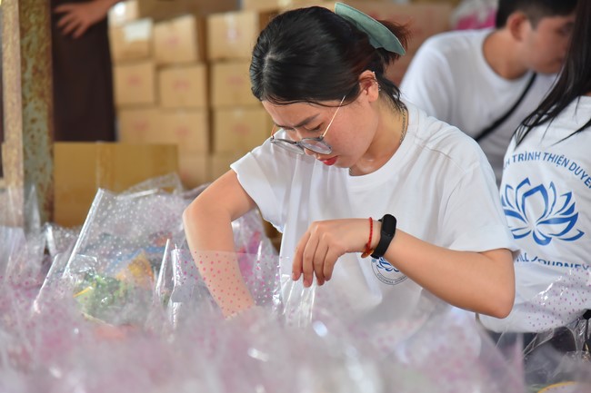 Giving Mid-Autumn Festival gifts to pupils of primary schools of An Huong Pagoda - An Giang