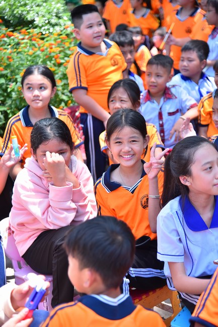 Giving Mid-Autumn Festival gifts to pupils of primary schools of An Huong Pagoda - An Giang