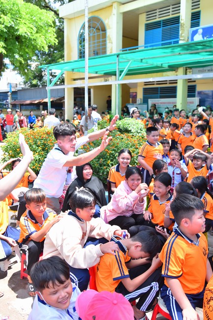 Giving Mid-Autumn Festival gifts to pupils of primary schools of An Huong Pagoda - An Giang