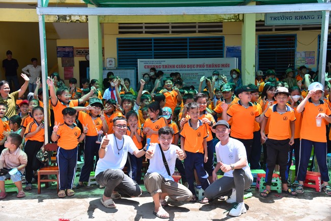 Giving Mid-Autumn Festival gifts to pupils of primary schools of An Huong Pagoda - An Giang
