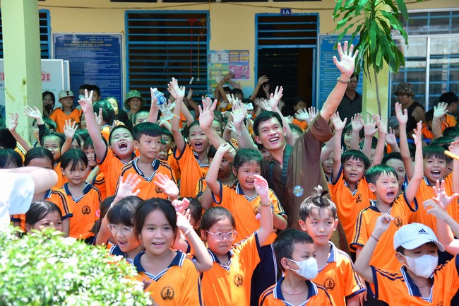Giving Mid-Autumn Festival gifts to pupils of primary schools of An Huong Pagoda - An Giang