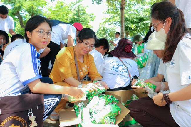 Giving Mid-Autumn Festival gifts to pupils of primary schools of An Huong Pagoda - An Giang