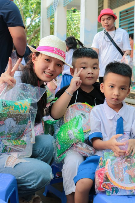 Giving Mid-Autumn Festival gifts to pupils of primary schools of An Huong Pagoda - An Giang