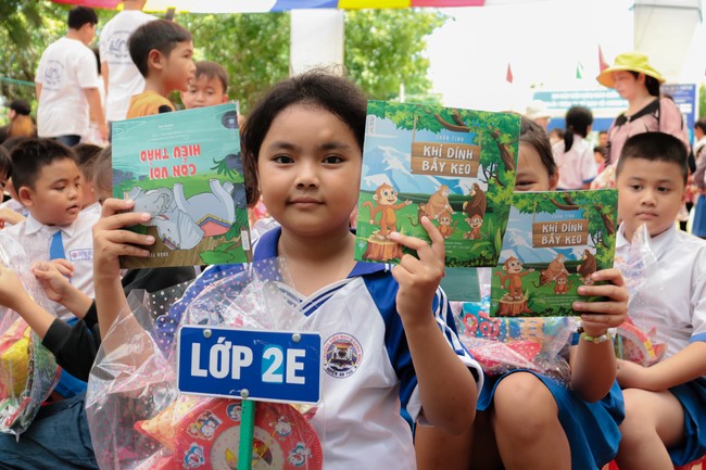 Giving Mid-Autumn Festival gifts to pupils of primary schools of An Huong Pagoda - An Giang