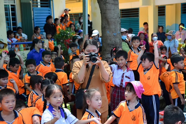 Giving Mid-Autumn Festival gifts to pupils of primary schools of An Huong Pagoda - An Giang