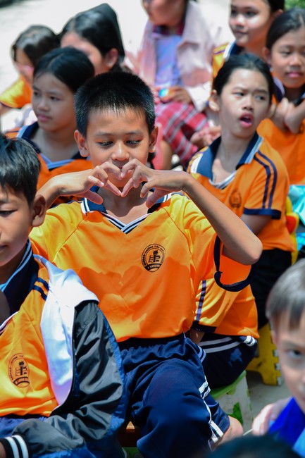 Giving Mid-Autumn Festival gifts to pupils of primary schools of An Huong Pagoda - An Giang