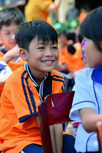 Giving Mid-Autumn Festival gifts to pupils of primary schools of An Huong Pagoda - An Giang