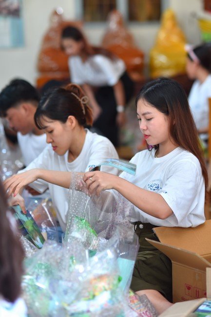 Giving Mid-Autumn Festival gifts to pupils of primary schools of An Huong Pagoda - An Giang