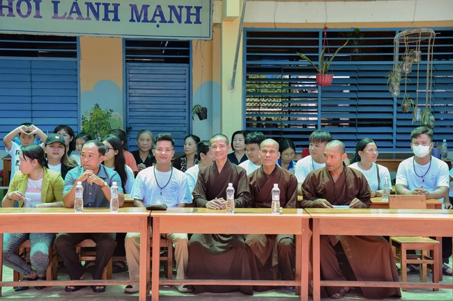 Giving Mid-Autumn Festival gifts to pupils of primary schools of An Huong Pagoda - An Giang