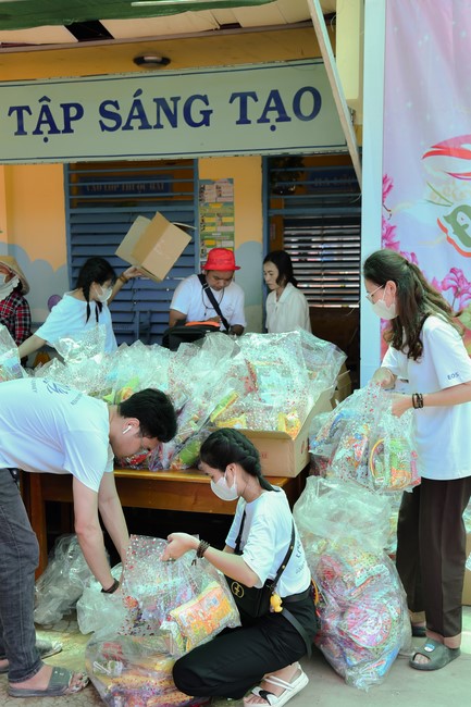 Giving Mid-Autumn Festival gifts to pupils of primary schools of An Huong Pagoda - An Giang
