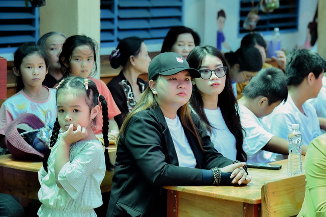 Giving Mid-Autumn Festival gifts to pupils of primary schools of An Huong Pagoda - An Giang