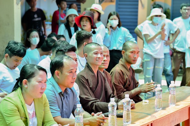 Giving Mid-Autumn Festival gifts to pupils of primary schools of An Huong Pagoda - An Giang