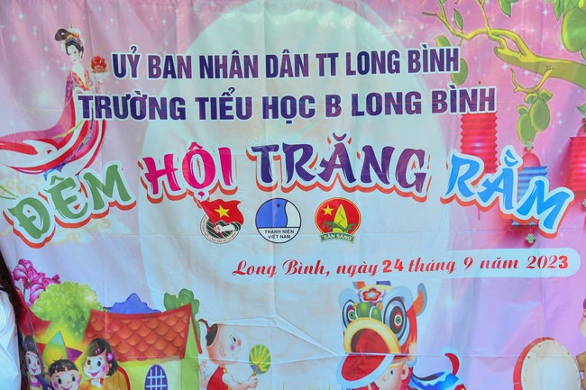 Giving Mid-Autumn Festival gifts to pupils of primary schools of An Huong Pagoda - An Giang