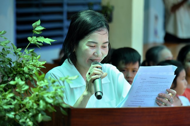 Giving Mid-Autumn Festival gifts to pupils of primary schools of An Huong Pagoda - An Giang