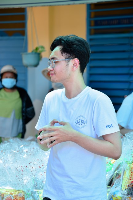 Giving Mid-Autumn Festival gifts to pupils of primary schools of An Huong Pagoda - An Giang