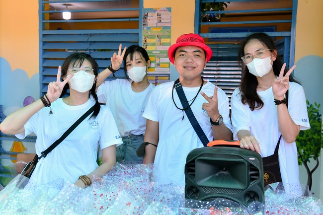 Giving Mid-Autumn Festival gifts to pupils of primary schools of An Huong Pagoda - An Giang