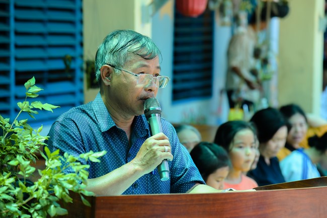 Giving Mid-Autumn Festival gifts to pupils of primary schools of An Huong Pagoda - An Giang