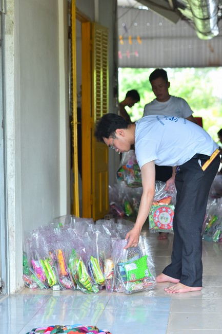 Giving Mid-Autumn Festival gifts to pupils of primary schools of An Huong Pagoda - An Giang
