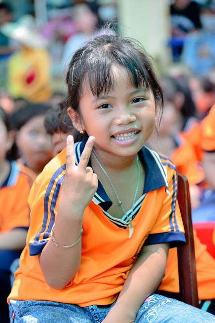 Giving Mid-Autumn Festival gifts to pupils of primary schools of An Huong Pagoda - An Giang